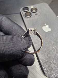 Anillo de Compromiso Alternativo de Platino con Diamantes, Acabado Pulido, Estilo Lujoso y Atemporal, 4g, Engaste de Puntas, Certificado IGI - Product Image 4