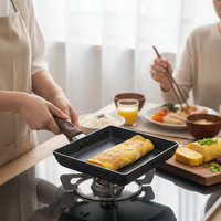 Poêle à frire tamagoyaki antiadhésive en acier au carbone de forme carrée sans danger pour les aliments de style japonais avec manche en bois