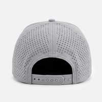 Gorra de golf gris personalizada de 5 paneles con cuerda, orificios de ventilación cortados con láser, logo impreso en silicona ondulada, visera curva estructurada, venta al por mayor