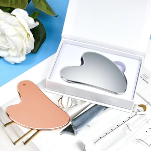 Massaggiatore Facciale a Forma di Cuore in Acciaio Inox 304 Oro e Nero di Qualità, Strumento per Massaggio Facciale in Metallo con Logo Personalizzato - Product Image 4