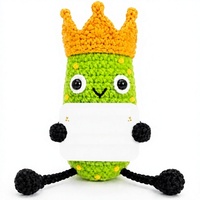 THEGIFTY Peluche d'anniversaire en crochet en forme de cornichon, motif pois et couronne - Cadeau amusant pour amis, collègues, professeurs, maman, papa