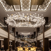 Lustre en verre moderne et personnalisé à forme fluide, suspension multi-disques pour éclairage de projet de hall d'hôtel à plafond haut
