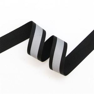 เทปสะท้อนแสงคุณภาพสูงแบบกำหนดเอง ผลิตจากโพลีเอสเตอร์ทอ หลายสี สำหรับเสื้อผ้าและกระเป๋า - Product Image 1