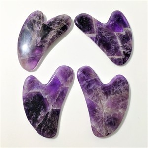 Popular vender amatista guasha herramienta de forma de corazón bueno para <span class=keywords><strong>la</strong></span> salud de cristal púrpura Guasha Junta - Product Image 5