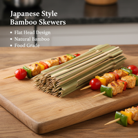 Brochettes de camping en bambou minimalistes, écologiques et jetables, idéales pour les grillades en plein air et les pique-niques.