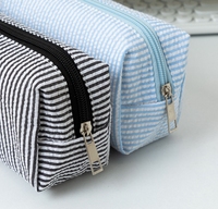 Étui à stylos plissé en seersucker avec logo personnalisé, grande capacité, fermeture éclair, sac de rangement à rayures, trousse de maquillage à bulles avec logo brodé personnalisé