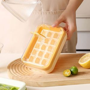 Bac à glaçons portable pour cuisine, en silicone de qualité alimentaire, grande capacité, congélation rapide, démoulage facile avec couvercle, marque Jin Li - Product Image 4