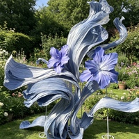 Installation de fleurs géantes en papier iris bleu avec ruban fluide pour toile de fond de mariage, vitrine de centre commercial et décoration de scène événementielle