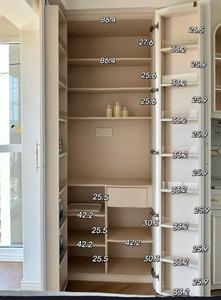 Armoire moderne française écologique noire du sol au plafond avec portes plates en rotin, placard noir mat et tiroirs à poignées dorées - Product Image 3