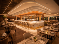 Design d'intérieur de bar de restaurant d'hôtel de luxe, style moderne et industriel, marbre, laiton, comptoir de bar personnalisé avec éclairage LED, respectueux de l'environnement