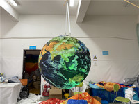 Ballon de planète gonflable de globe de terre gonflable suspendu de LED pour la décoration d'intérieur et extérieure