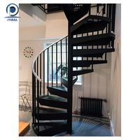 Escalier droit en acier sur mesure avec marches en bois pour usage intérieur