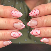 Faux ongles en acrylique à presser en gros, motif léopard rose ludique avec base nude, bouts français roses, motif imprimé léopard et strass rouges