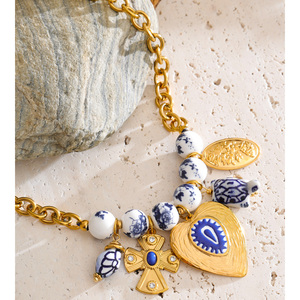 JINYOU 5825 <span class=keywords><strong>Collar</strong></span> de Cuentas de Cerámica Azul y <span class=keywords><strong>Blanco</strong></span> Vintage, <span class=keywords><strong>Collar</strong></span> con Colgante de Corazón de Acero Inoxidable Chapado en <span class=keywords><strong>Oro</strong></span> - Product Image 4
