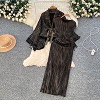 Ensemble 2 pièces pour femme LW1121 : Haut plissé à revers et manches trompette à franges avec strass + Robe sans manches – Nouvelle collection tendance
