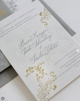 Invitations de mariage personnalisées de luxe élégantes en papier coton gaufré floral, suite d'invitations imprimées en typographie avec détails en feuille d'argent et d'or