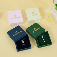 Palette de couleurs A1, coffret cadeau pour bijoux, collection avec étuis de présentation carrés, marquage doré et inserts spécifiques au produit