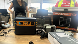 สถานีไฟฟ้าพกพา Blue Carbon รับประกัน 5 ปี สำหรับใช้งานกลางแจ้ง 12V 1kWh แบตเตอรี่ลิเธียมไอออนแบบพกพาพลังงานแสงอาทิตย์ - Product Image 3