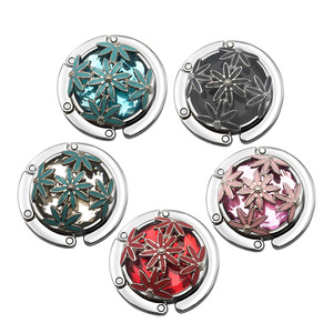 Crochets pour sac en cristal pliable créatif Crochets pour sac rond en maille <span class=keywords><strong>flocon</strong></span> de <span class=keywords><strong>neige</strong></span> en cristal Crochets pour sac à main en métal avec logo personnalisé - Product Image 5
