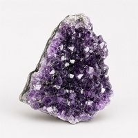 Groupe de cristaux d'améthyste naturelle violet foncé, géode, spécimen de quartz drusy étincelant pour la décoration intérieure, la méditation et les cadeaux en gros