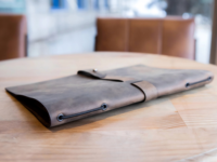 Porte-menus en similicuir rétro simple avec logo personnalisé estampé à chaud, à sangle et fermeture à pression, pour restaurants et hôtels
