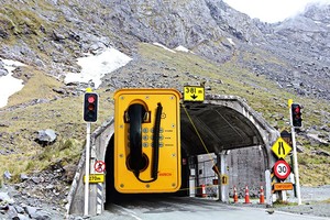 Téléphone jaune clair extérieur KNSP-09 OEM CE EMC résistant aux intempéries POE/IP Réseau <span class=keywords><strong>VoIP</strong></span> d'urgence pour tunnel routier - Product Image 3