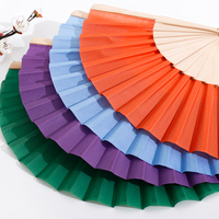 Éventail pliant en bois de 23 cm, surface en tissu, design uni, axe métallique, éventail portable pour la décoration de mariage et de fête