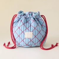 OEM Kordelzug-Verschluss Leichtgewichtige Beauty-Reise-Kosmetiktasche Toilettenartikel-Organizer Gesteppte Baumwolle Blaues Gitter Muster Waschbeutel