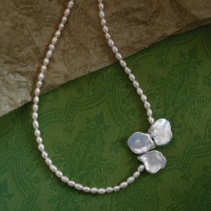 Collar Corto de Perlas de Agua Dulce con Diseño Retro Wanru, Pétalos Transparentes, Luz Natural Intensa, Color Natural Barroco Retro - Product Image 4