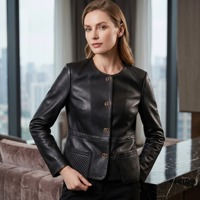Veste en peau de mouton pour femme, col rond, garniture tressée en tweed lurex doré, double anneau en D, boutons pression dorés, coupe courte, manteau de luxe pour le quotidien
