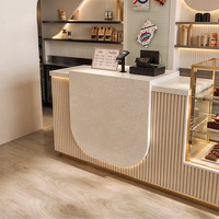 Comptoir de bar à café avec vitrine intégrée pour pâtisseries, unité de rangement et d'exposition pour la vente au détail, idéal pour les cafés ou les boulangeries