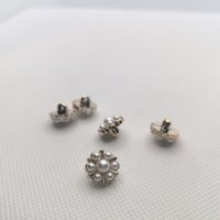 Boutons en alliage de zinc moulé sous pression 22L avec strass perlés et finition dorée électrolytique
