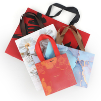 Sac de shopping en papier de luxe personnalisé avec fond sans couture, logo en feuille d'or mat, emballage cadeau haut de gamme pour boutique