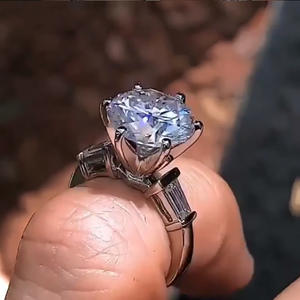 แหวนเพชรโรสโกลด์ F210 ทรงกลมเจียระไนแบบบริลเลียนท์ สี G ธรรมชาติ ประดับเพชรทรงบาแกตต์ด้านข้าง แหวนหมั้นสำหรับผู้หญิง - Product Image 6