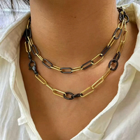 Collier à maillons épais bicolore or et noir avec fermoir pavé de zirconiums cubiques, style trombone