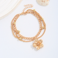 Chaîne de cheville bohème plaquée or avec pendentif fleur, chaînes superposées gourmette et maille câblée et breloque boule pour occasions festives féminines