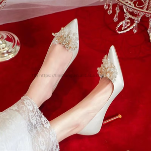 Zapatos de Novia Beige Francés con Tacón Alto y Punta Puntiaguda para Mujer, con Perlas Brillantes y Parte Superior de Charol - Product Image 4