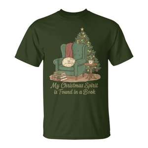 Camiseta gráfica Cozy Reading con diseño de espíritu navideño encontrado en un libro, talla unisex para adultos - Product Image 1