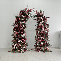 Arche florale vert-blanc haut de gamme avec suspensions en forme de corne et guirlandes florales fuchsia pour décorations de table de mariage et de fête