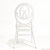 Chaises d'événement empilables avec revêtement en cuir blanc et structure en fer pour mariage