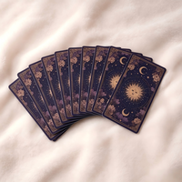 Jeu de cartes de tarot et d'oracle personnalisable KingCards en papier d'art hautement portable avec estampage à chaud personnalisé, incluant un livret et un journal avec bordure dorée