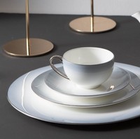 Service de table en porcelaine fine, blanc dégradé bleu, bord doré, vaisselle de luxe, assiette, bol à soupe, tasse à thé pour hôtel, restaurant, maison
