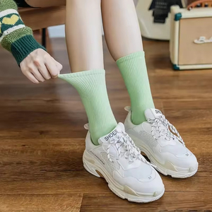 Calcetines Deportivos de Alta Calidad al Por Mayor, Calcetines de Algodón con Diseño de Logotipo Bordado en Jacquard Blanco, Negro y Rojo, Calcetines Casuales Finos - Product Image 3