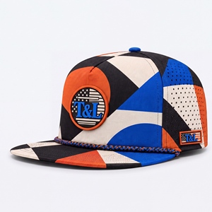 Casquette de golf géométrique multicolore noire, orange, bleue, imperméable, avec patch en PVC et cordon, 5 panneaux, perforée, respirante, pour homme et femme, idéale pour l'extérieur - Product Image 1