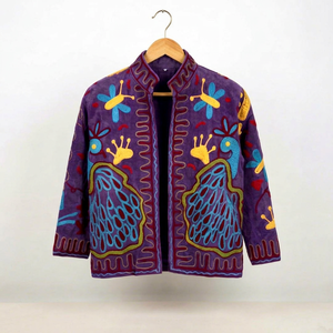 Chaqueta CHOHAN TEXTILE de terciopelo bordado morado con cuello mandarín, manga larga, diseño étnico folclórico de arte popular de la India, estilo Rajasthan. - Product Image 1