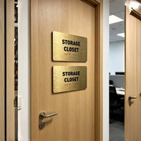Plaque tactile en laiton brossé doré personnalisée conforme ADA avec impression UV pour hôtel, toilettes, bureau, immeuble
