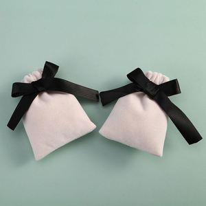 Sacs cadeaux en velours pelucheux avec cordon de serrage, 12x15cm, noir, rouge, rose, violet, avec ruban, pour Noël, mariage, fête, emballage de bijoux - Product Image 1