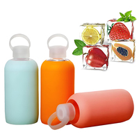 Bouteille d'eau en verre de haute qualité de 500ml avec manchon en silicone et couvercle à poignée Options de personnalisation en gros disponibles