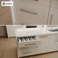 Meuble de cuisine moderne avec portes laquées, aménagement en îlot, rangement par tiroirs, fournitures pour projets résidentiels et boîtes de rangement en contreplaqué