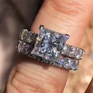 Anello Quadrato da Donna, Elegante e Audace, per Feste, Proposte, Matrimoni, Accessorio da Dito, Regalo - Product Image 1